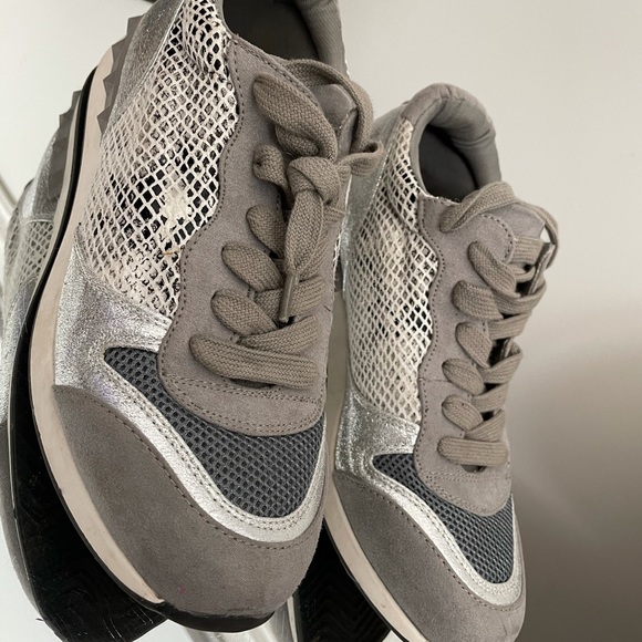 Gently worn sneakers size 6 - Picture 2 of 4